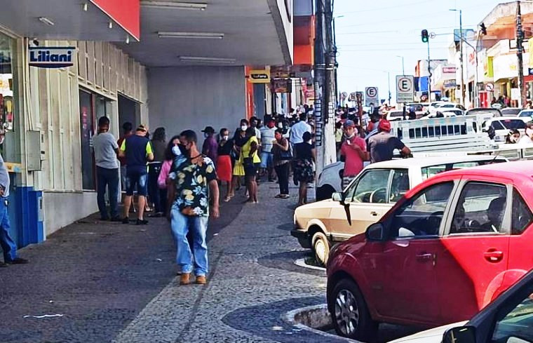 Aglomeração de pessoas nas calçadas no centro de Araguaína | Foto: AF Notícias