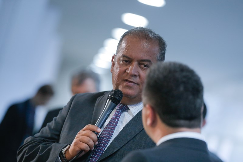 Eduardo Gomes discursa olhando para Tiago Dimas 