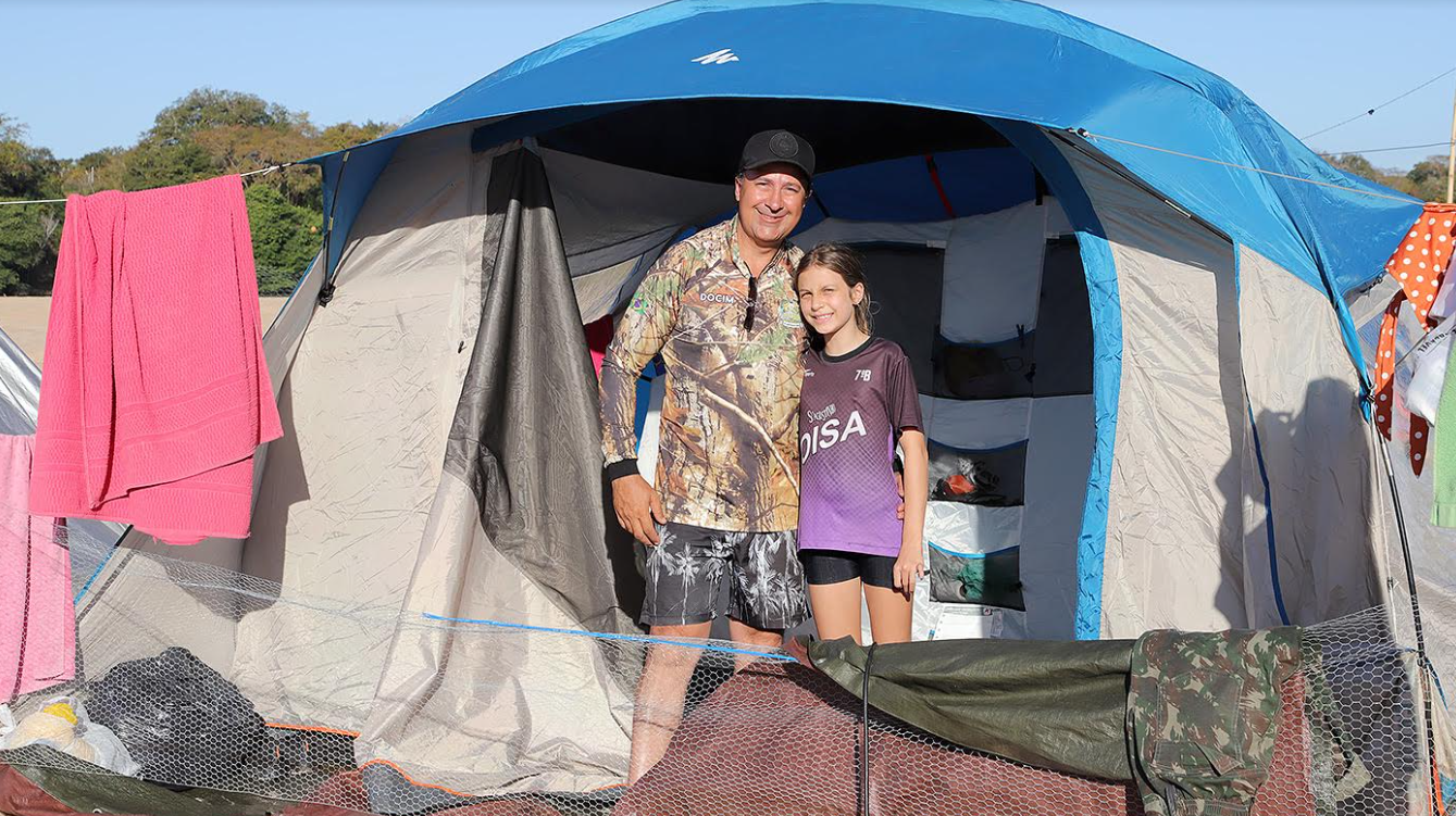  Claudiney Rodrigues, turista de Goiás, elogiando a organização e segurança da Praia da Tartaruga durante sua estadia no camping