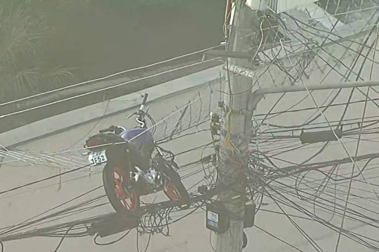 moto presa na fiação elétrica após por causa de balão