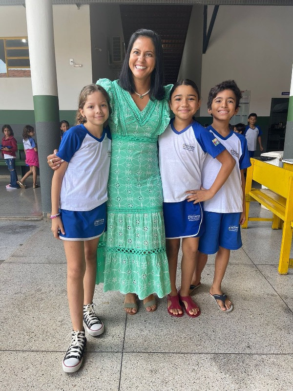 Secretária da Educação, Elizângela Moura, com estudantes 